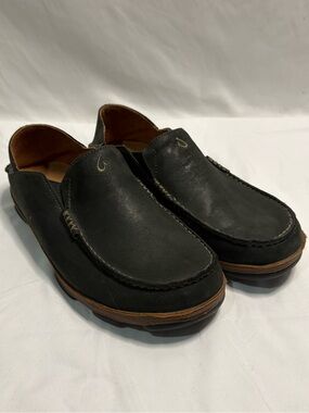 Olukai Moloā Men’s 10.5 Black/Toffee Leather Slip On Shoes Loafers